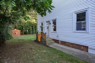 10 Cushman St, Unit 1 in Plymouth, MA - Foto de edificio - Building Photo