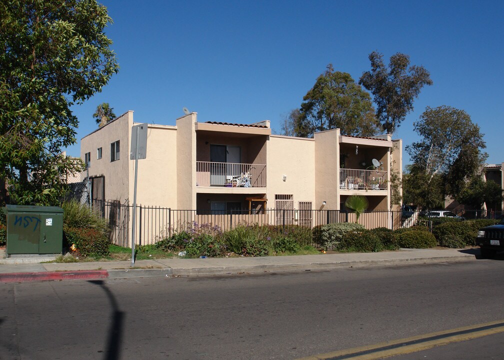 Country Aire Apartments in San Diego, CA - Building Photo