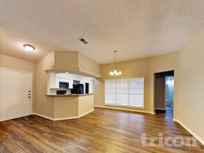 6839 Raintree Forest in San Antonio, TX - Building Photo - Building Photo