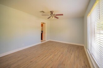 326 Windsor Square in Alvin, TX - Foto de edificio - Building Photo