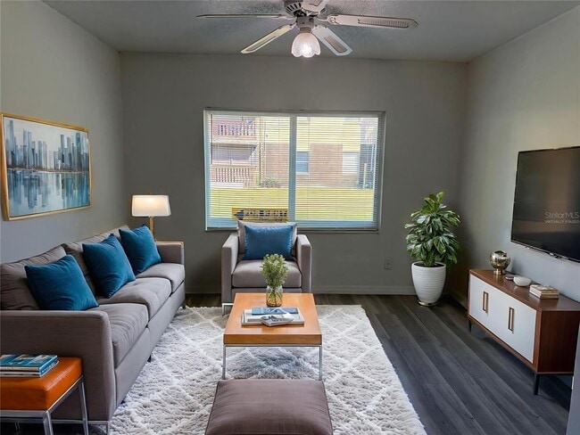 9013 Westchester Cir in Tampa, FL - Foto de edificio - Building Photo