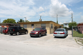 411 Sharar Ave in Opa Locka, FL - Building Photo - Building Photo