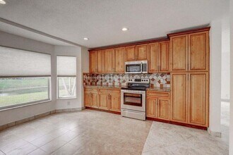 10758 Lake Jasmine Dr in Boca Raton, FL - Building Photo - Building Photo