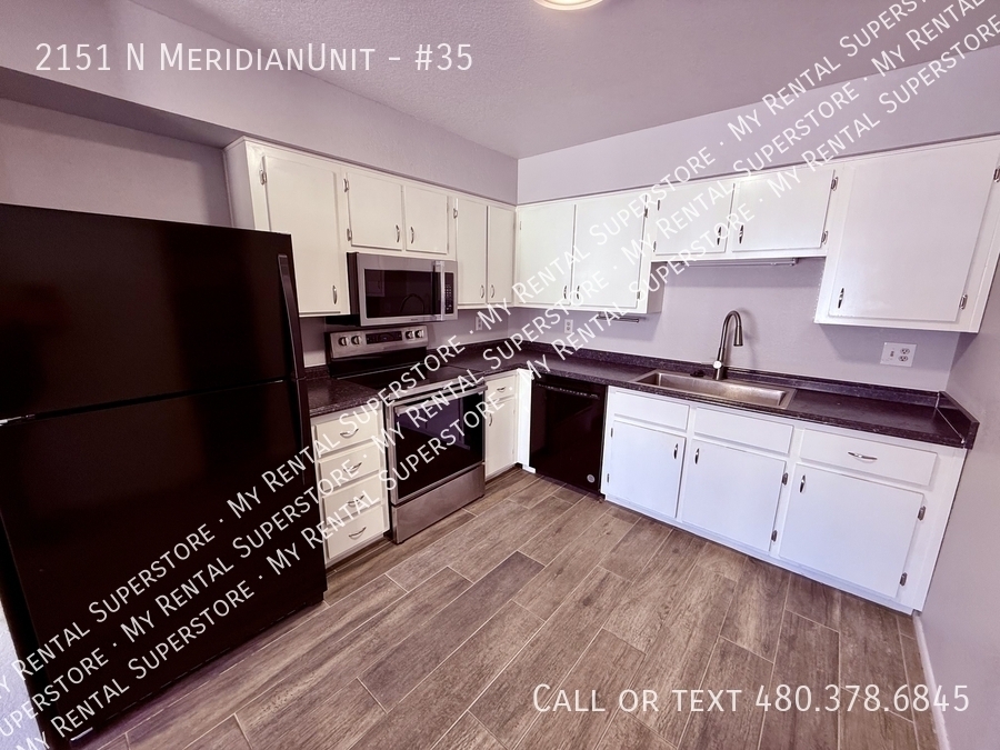 2151 N Meridian Dr in Apache Junction, AZ - Building Photo