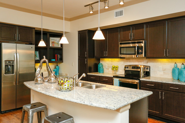 Valencia Place Apartments in Houston, TX - Building Photo - Building Photo