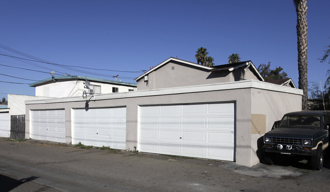 Porter Avenue Apartments in Fullerton, CA - Foto de edificio - Building Photo