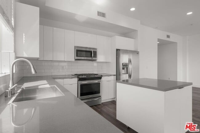 1215 S Bedford St in Los Angeles, CA - Building Photo - Building Photo