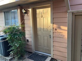 8048 Sands Point Dr in Houston, TX - Building Photo