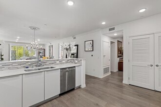 5253 Vantage Ave, Unit #202 in Valley Village, CA - Building Photo - Building Photo