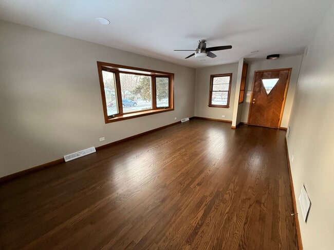 5825 Webster St in Downers Grove, IL - Foto de edificio - Building Photo