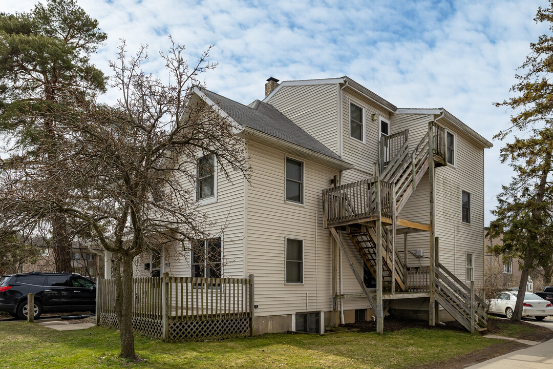 126 Woodmere Ave in East Lansing, MI - Building Photo