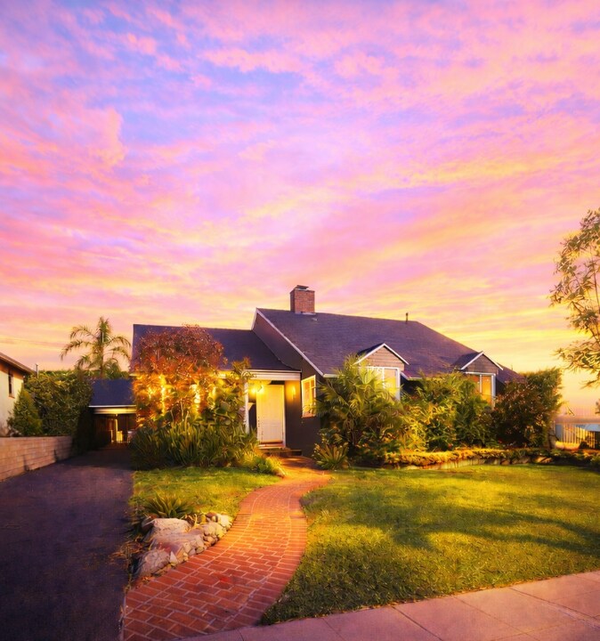 900 Bethany Rd in Burbank, CA - Building Photo