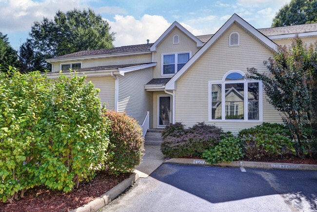 5104 Salisbury Mews in Williamsburg, VA - Foto de edificio - Building Photo