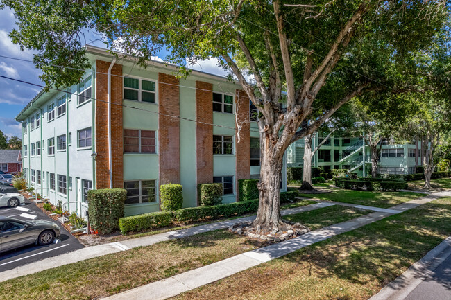 The 7 Oaks in St. Petersburg, FL - Foto de edificio - Building Photo