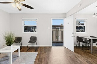 2401 Manor Rd in Austin, TX - Building Photo - Building Photo
