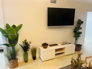 225 Collins Ave in Miami Beach, FL - Foto de edificio - Building Photo