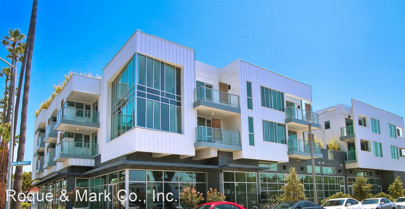 3008 Santa Monica Blvd in Santa Monica, CA - Building Photo