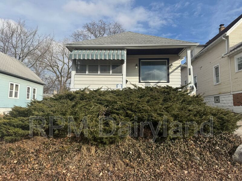 330 N 59th St in Milwaukee, WI - Building Photo