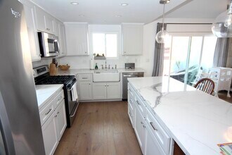 800 N Juanita Ave in Redondo Beach, CA - Foto de edificio - Building Photo