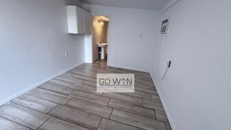 8422 W Jefferson St in Peoria, AZ - Building Photo