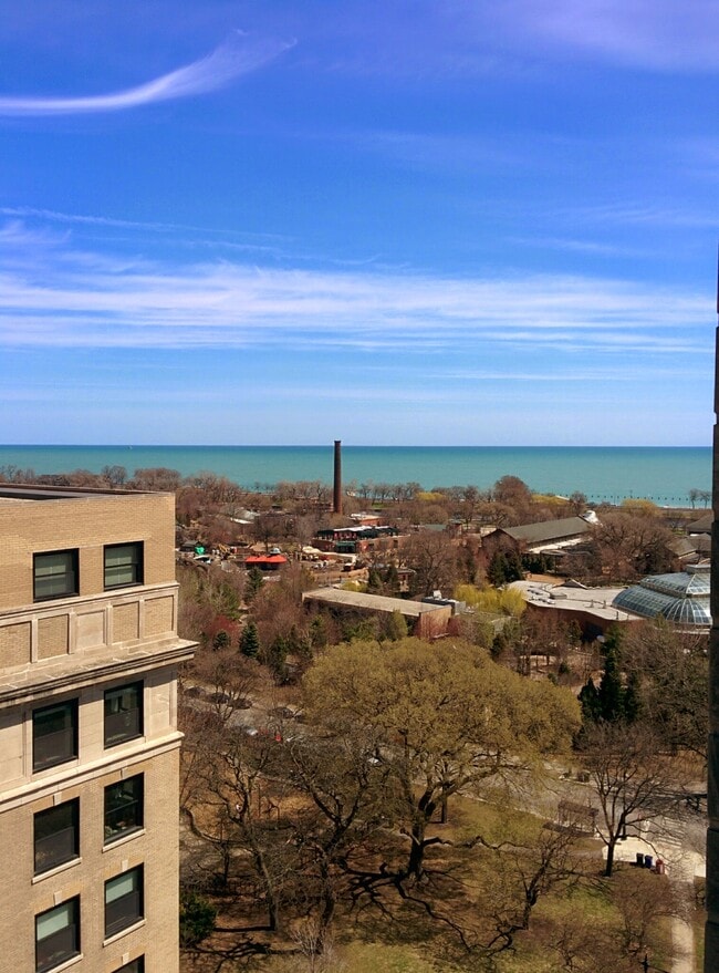 2052 N Lincoln Park W, Unit 1303 in Chicago, IL - Building Photo - Building Photo