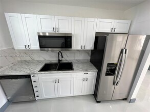 2441 NW 32nd St in Miami, FL - Building Photo - Building Photo