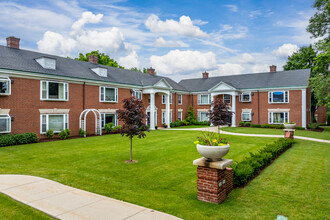 Colonial Court Apartments in Shorewood, WI - Building Photo - Building Photo