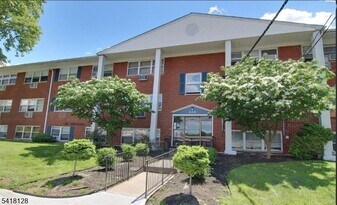 220 W Sumner Ave, Unit 101 in Roselle Park, NJ - Building Photo