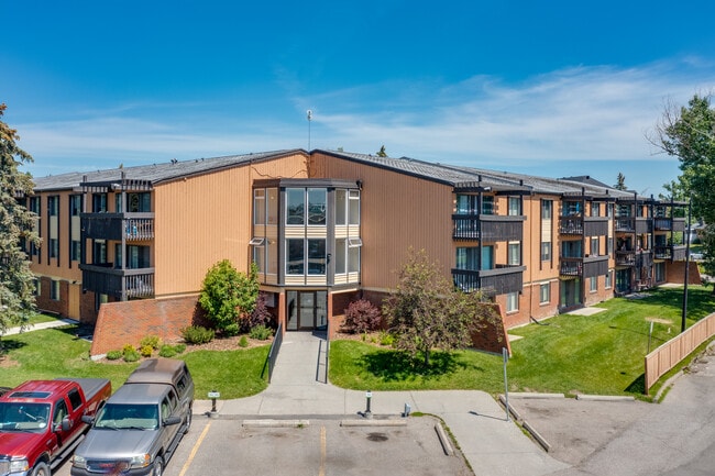 Applewood Village in Calgary, AB - Building Photo - Building Photo