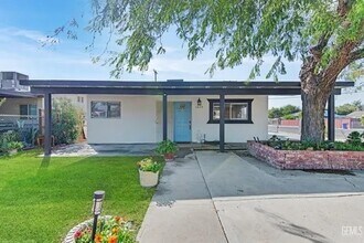 1229 Clinton St, Unit Front House in Delano, CA - Building Photo - Building Photo