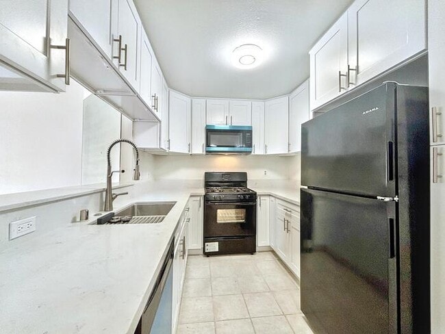 7005 Jordan Ave in Los Angeles, CA - Building Photo - Building Photo