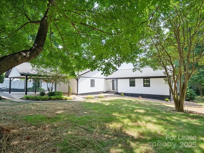 4954 Moonlite Bay Dr in Lake Norman of Catawba, NC - Building Photo - Building Photo