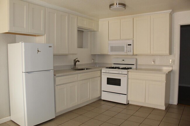 2538 Highland Ave in Oakland, CA - Building Photo - Building Photo