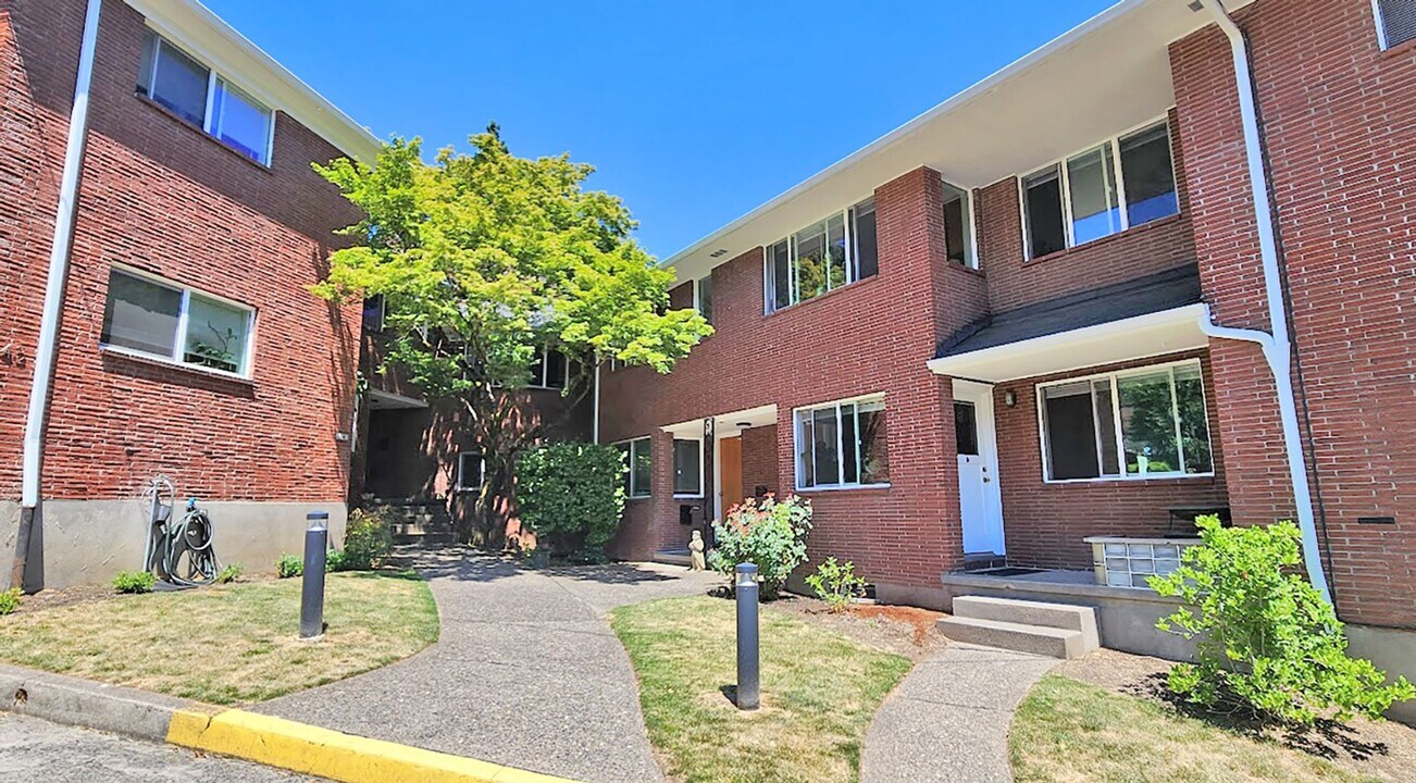 2343 SW Cedar St in Portland, OR - Building Photo
