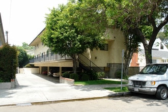 157 W Ash Ave in Burbank, CA - Foto de edificio - Building Photo