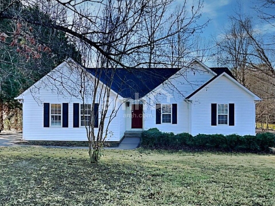 135 Kentucky Derby Dr in Clayton, NC - Building Photo