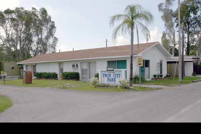 Twin City Park in St. Petersburg, FL - Building Photo - Building Photo