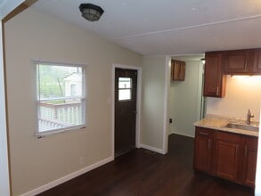 8911 Pembroke Oak Grove Rd in Oak Grove, KY - Foto de edificio - Building Photo