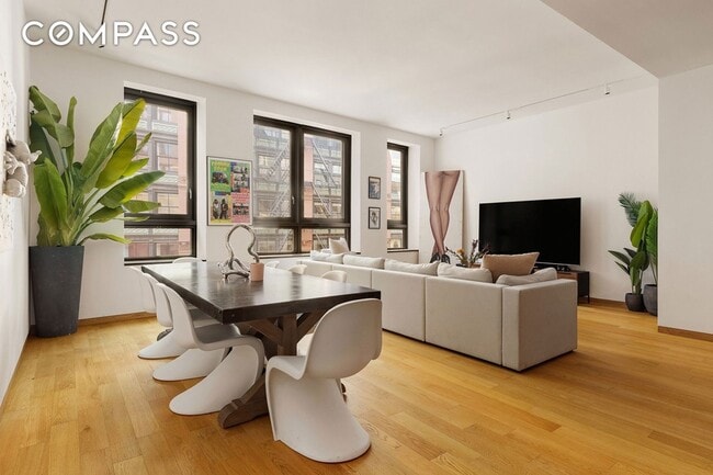 68 Spring St in New York, NY - Building Photo - Building Photo