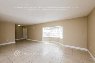 8469 Windsor Dr, Unit 2 in Miramar, FL - Foto de edificio - Building Photo