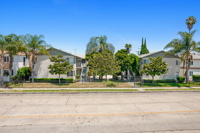 10748-10752 California Ave in Lynwood, CA - Building Photo - Building Photo