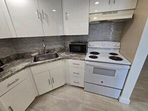 960 Crystal Lake Dr in Pompano Beach, FL - Building Photo - Building Photo