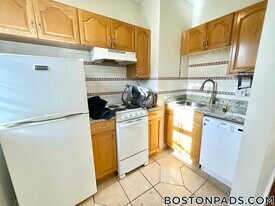 208 Winthrop Rd, Unit 38 in Brookline, MA - Building Photo