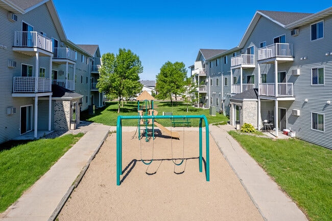 Greenbrier Apartments in Fargo, ND - Foto de edificio - Building Photo