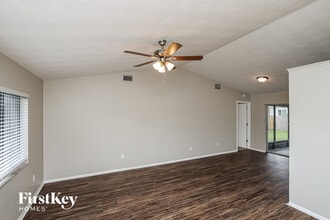 551 Firestone St NE in Palm Bay, FL - Foto de edificio - Building Photo