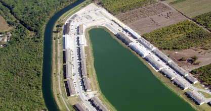 Crystal Cay in Cutler Bay, FL - Foto de edificio - Building Photo