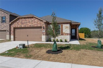 520 Republic Dr in Liberty Hill, TX - Foto de edificio - Building Photo