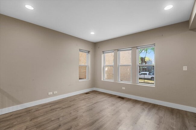 5731 N Washtenaw Ave in Chicago, IL - Building Photo - Building Photo