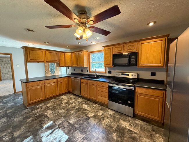 902 E Bunker Hill Rd in Mooresville, IN - Building Photo - Building Photo