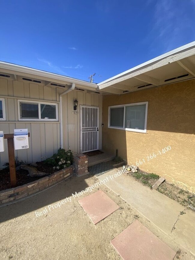 1020 W Ave J14 in Lancaster, CA - Foto de edificio - Building Photo